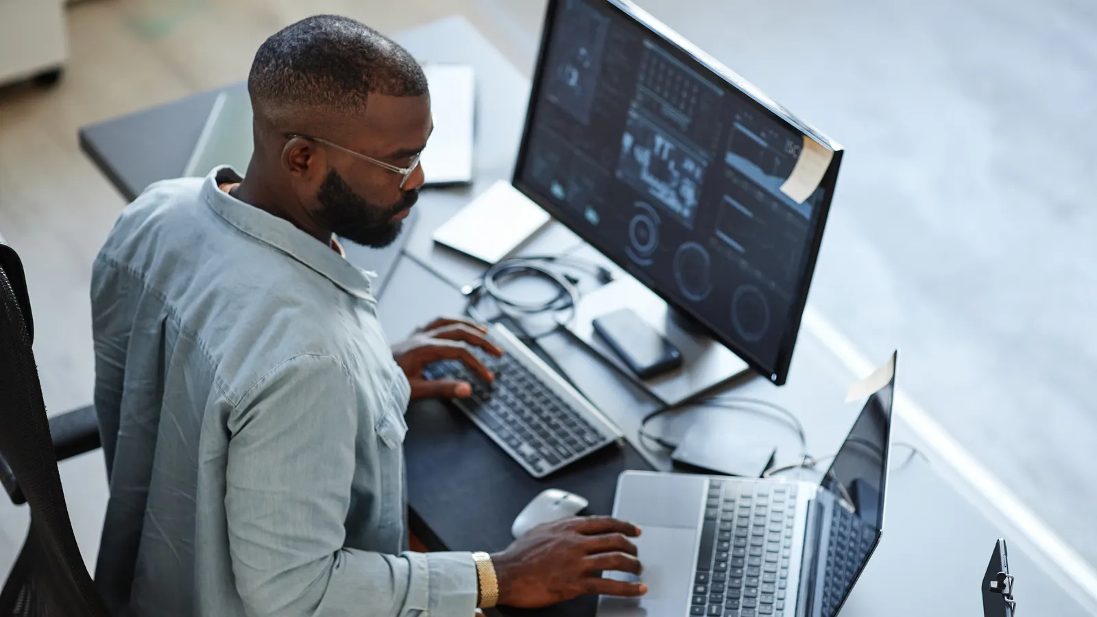 Gestores enfrentam dilema entre adoção da IA e retenção de talento